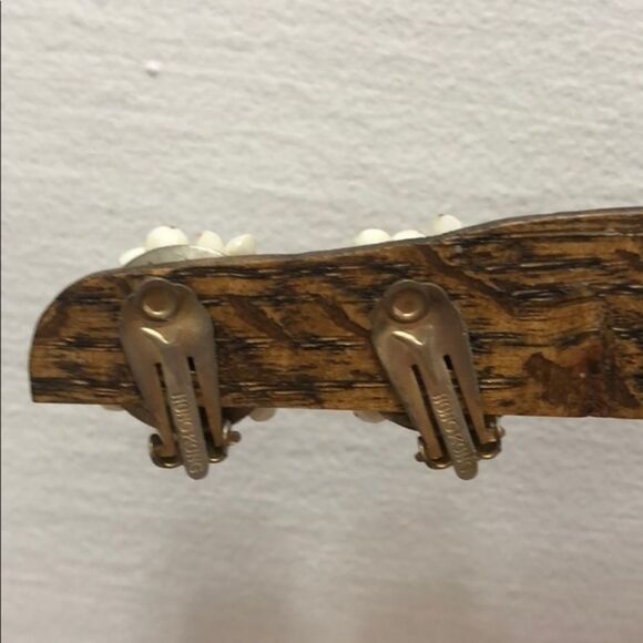 Vintage clip on earrings! - Picture 4 of 5